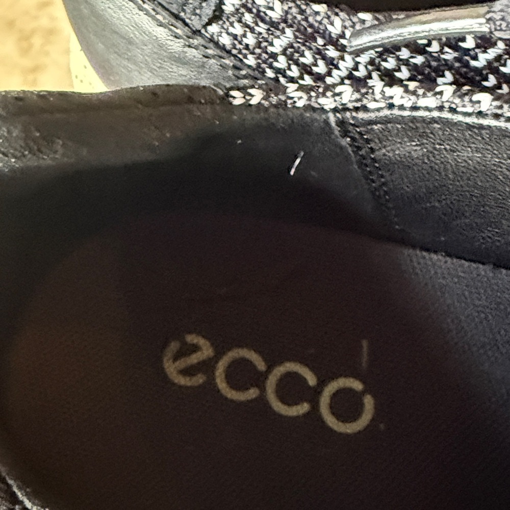 ECCO DANISH DESIGN ladies sneaker euro 41. US 10.5 INTRINSIC KARMA TIE SHOE - Picture 6 of 8